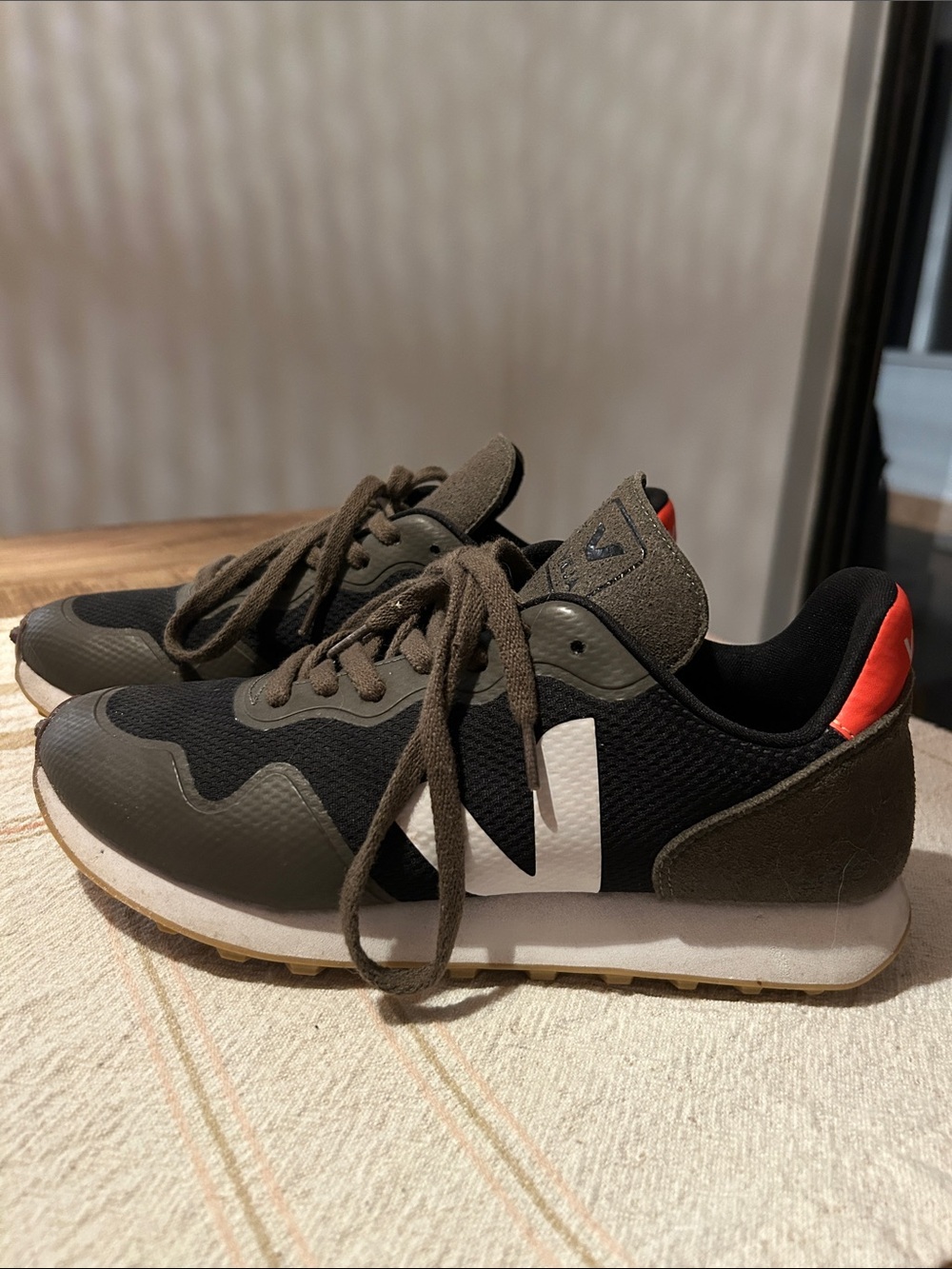 Veja Sneakers Green & Black Retro Runner